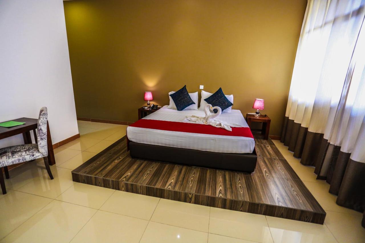 Waves By Tranquil Hotel Negombo Exterior foto