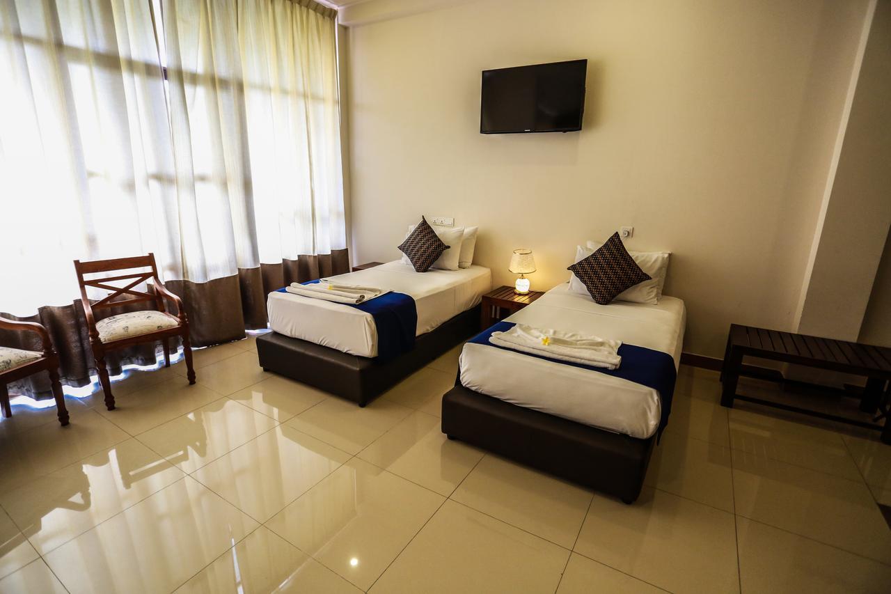 Waves By Tranquil Hotel Negombo Exterior foto