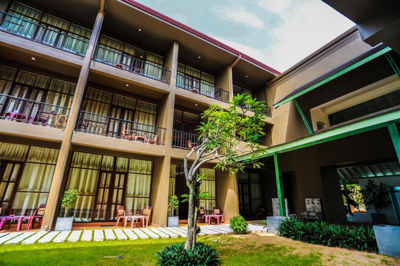 Waves By Tranquil Hotel Negombo Exterior foto